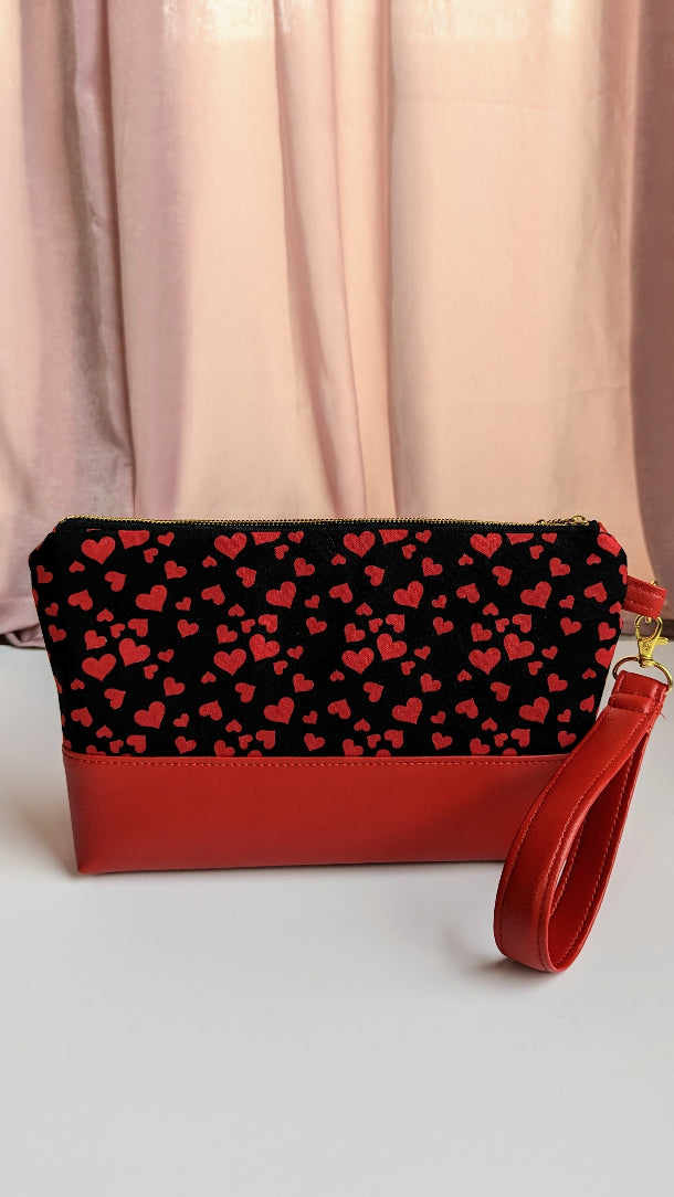 Cali Clutch- Blk/Red Hearts