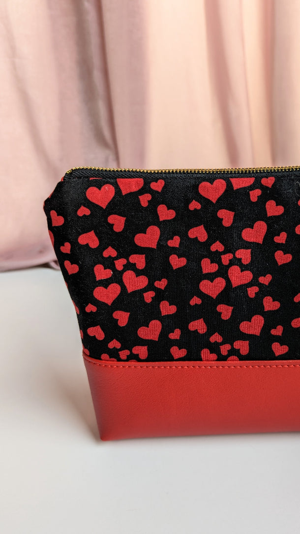 Cali Clutch- Blk/Red Hearts