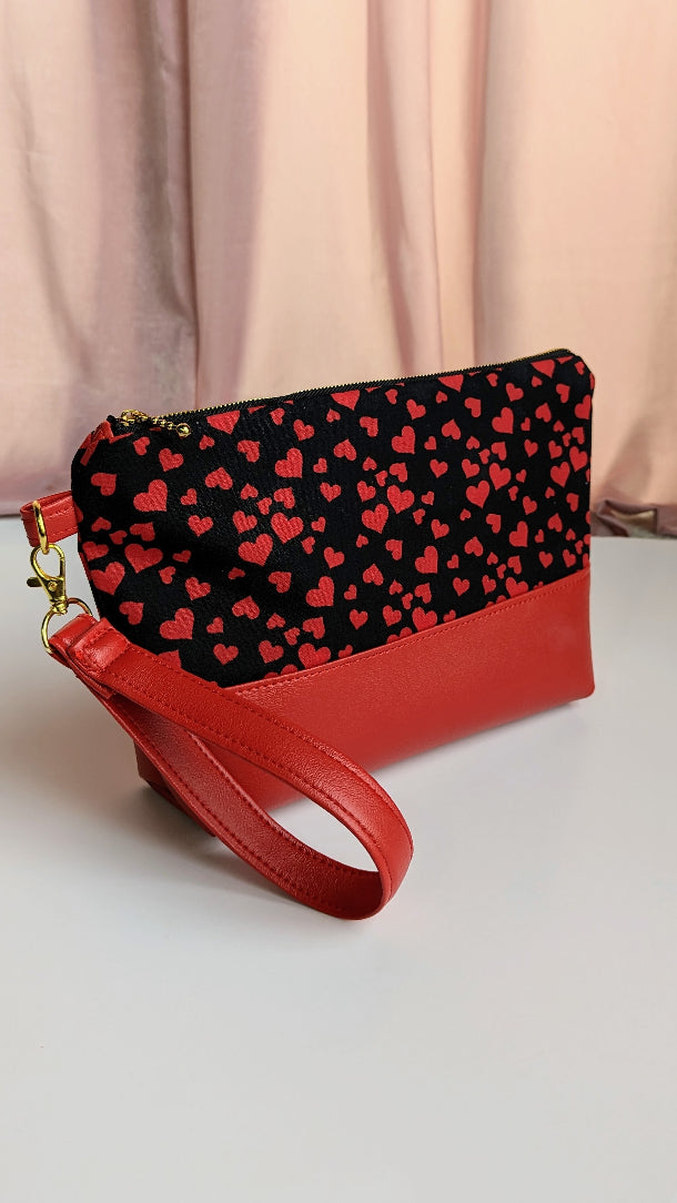 Cali Clutch- Blk/Red Hearts